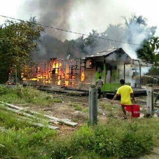 Rumah Husin di Desa Pungkat Inhil Dilahap Si Jago Merah, Kerugian Ditaksir Seperempat Miliar Rupiah