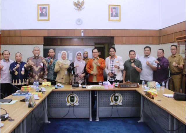 <b>Komisi III DPRD Riau Rapat Dengar Pendapat dengan Biro Perekonomian</b>