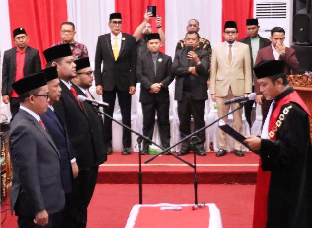 <b>Pimpinan serta Anggota DPRD Riau Hadiri Pengucapan Sumpah Janji Pimpinan DPRD Pekanbaru</b>