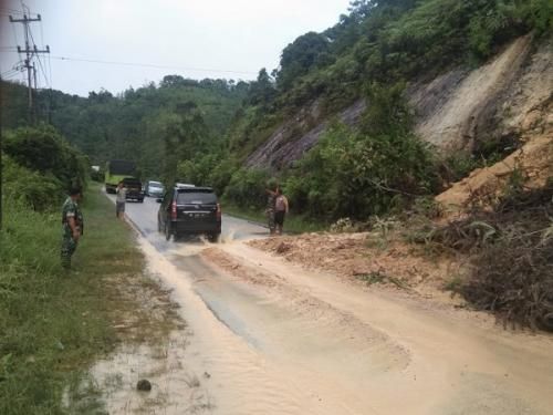 Jalur Riau-Sumbar di Km 82 Desa Merangin Kampar Tertutup Longsor