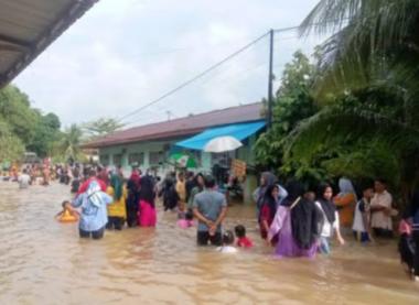bbanjir-terparah-yang-melanda-riau-terjadi-di-kabupaten-kamparb