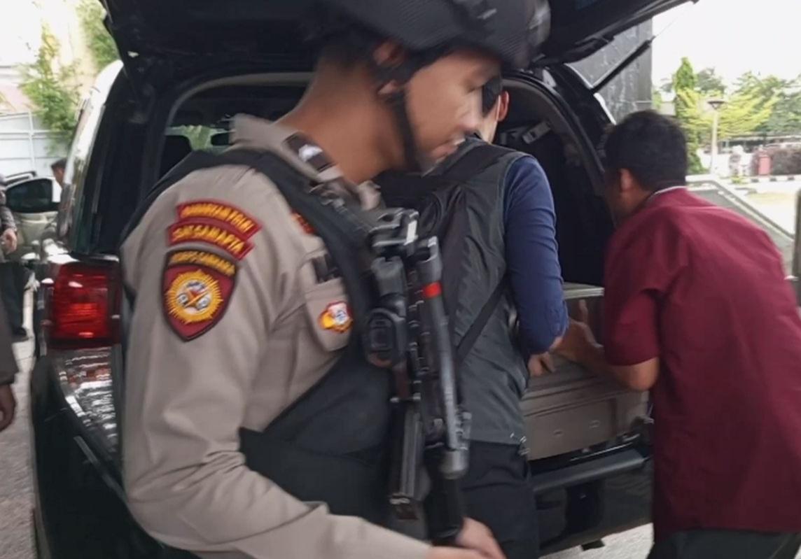 <b>Kantor Dinas PUPR Provinsi Riau Digeledah Penyidik KPK</b>