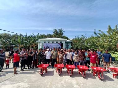 bbrk-syariah-serahkan-167-gerobak-sorong-untuk-warga-desa-mengkait-kepulauan-anambas-keprib