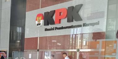 bmanajer-umum-telkomsel-diperiksa-kpk-terkait-proyek-pengadaan-mesin-edc-bri-senilai-rp21-triliunb