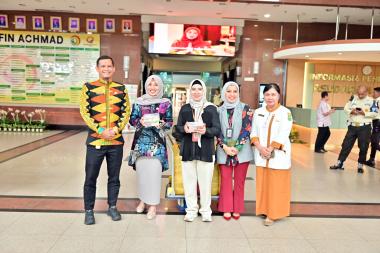 bbrk-syariah-berbagi-takjil-di-hari-pertama-ramadan-untuk-pasien-dan-penunggu-kelas-iii-rsud-arifin