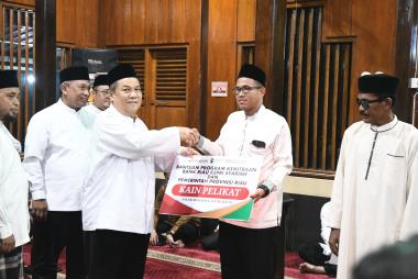 bsafari-ramadan-di-rokan-hulu-plt-gubernur-riau-serahkan-bantuan-csr-brk-syariahb