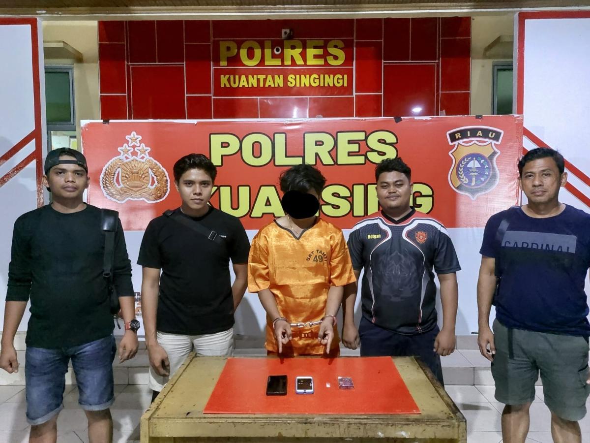 Kurir Narkoba Diringkus Polisi saat Duduk di Pinggir Jalan Wilayah Sungaijering Kuantan Singingi