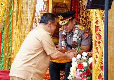 bsambut-kapolda-riau-baru-wakil-gubernur-sf-hariyanto-hadiri-prosesi-adat-tepuk-tepung-tawarb