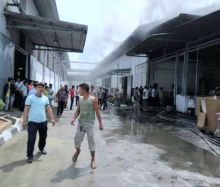 gudang-pabrik-percetakan-kertas-di-desa-tanahmerah-kampar-terbakar-2-orang-terluka