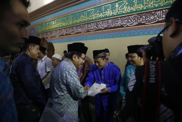 Usai Jadi Khatib Salat Jumat, Menteri Sofyan Djalil Serahkan Sertifikat Tanah Wakaf untuk Kabupaten dan Kota di Provinsi Riau