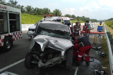bmobil-terios-hantam-truk-yang-mogok-di-bahu-jalan-tol-pekanbarudumai-1-warga-umbansari-rumbai
