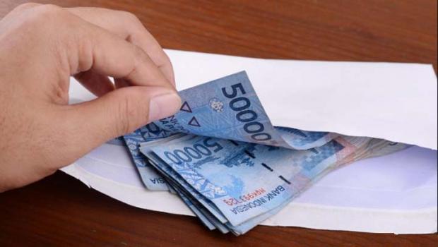 Bagi-bagikan Amplop Berisi Uang Senilai Rp50.000 di Kampanye Cagub Riau, Anggota DPRD dari Partai Demokrat Jadi Tersangka