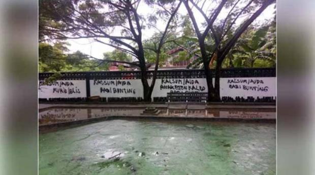 Warga Bengkalis Gempar Tulisan Tak Senonoh di Tembok Taman Andam Dewi