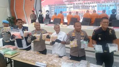 bkurir-sabu-di-pekanbaru-diperintahkan-bos-beli-mobil-baru-setiap-jemput-narkobab
