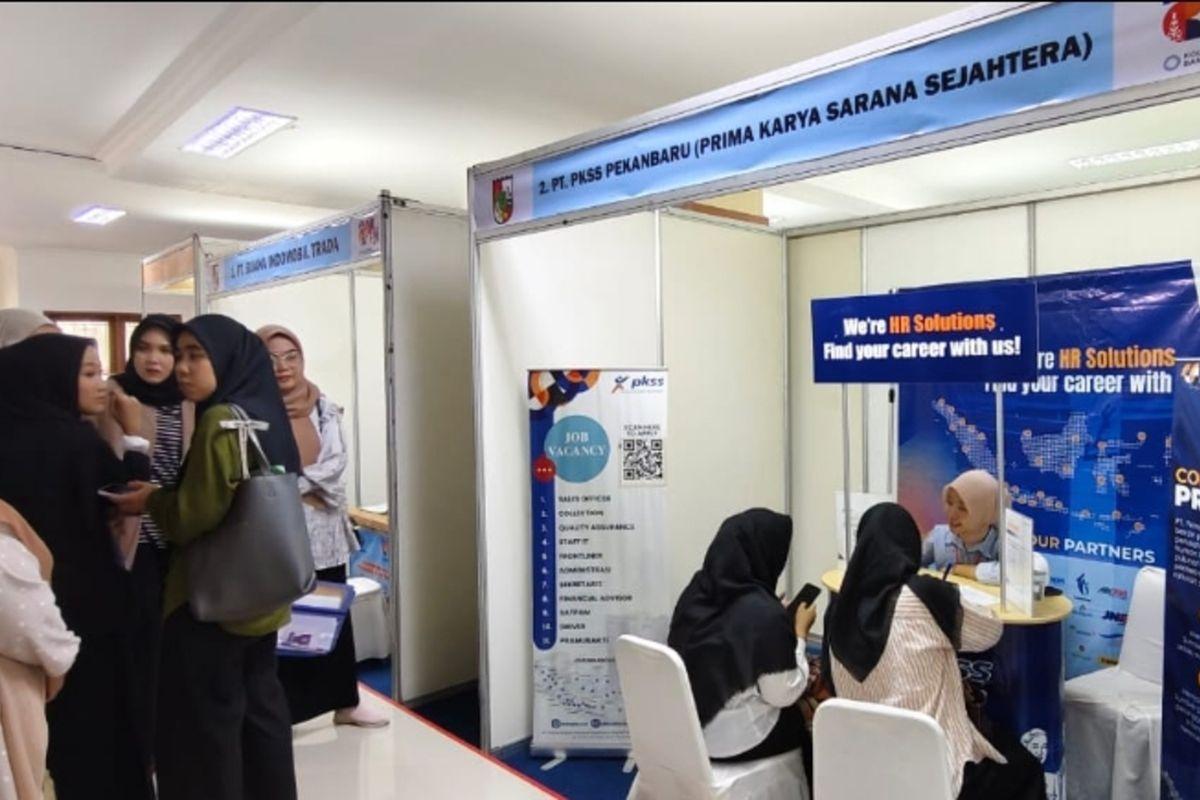 <b>Cerita Sri Hayati, Cari Kerja di Job Fair Pekanbaru Sebelum Diberhentikan Sebagai Honorer</b>
