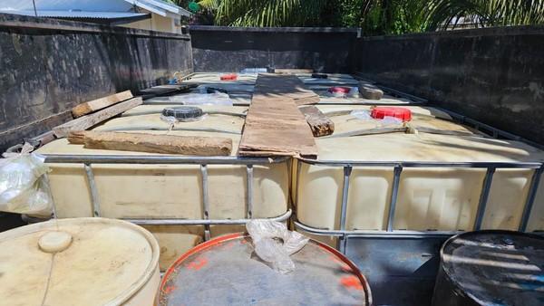 <b>Polisi Bongkar Penimbunan 10.695 Liter BBM Pertalite di Rokan Hulu Riau</b>