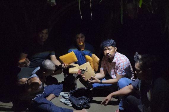 <b>Aparat Polisi di Riau Ringkus Dua Tersangka Narkoba, 5 Kg Daun Ganja Kering Disita Sebagai Barang Bukti</b>