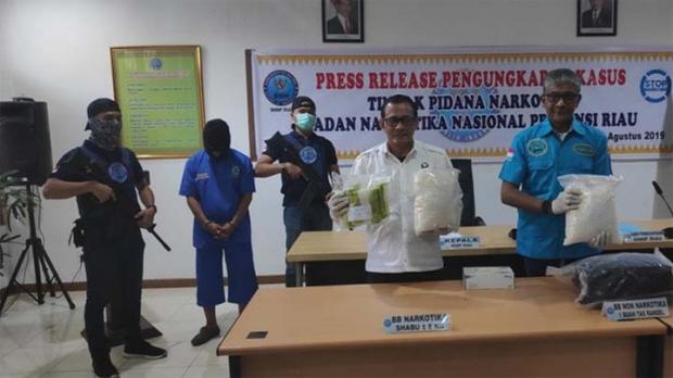 Jemput ”Bingkisan” Seberat 8 Kg di Parkiran Hotel Pekanbaru, Seorang Warga Ditangkap BNN