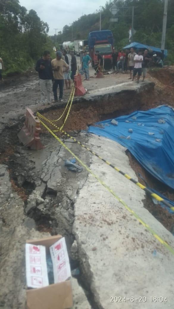 <b>Jalan Lintas Riau-Sumbar di Daerah Kampar Amblas, Polisi Lalu Lintas Berlakukan Sistem Buka Tutup</b>