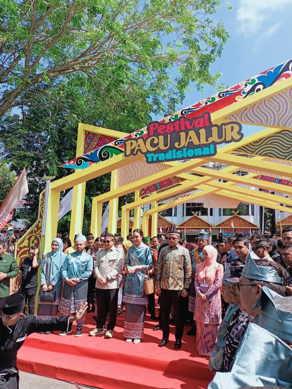 <b>Pacu Jalur 2025 Resmi Dibuka Menteri Pariwisata</b>