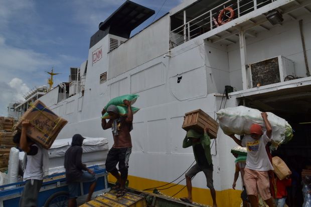 Tukang Angkat Barang di Pelabuhan Tanjungharapan Selatpanjang Bikin Tarif Seenaknya