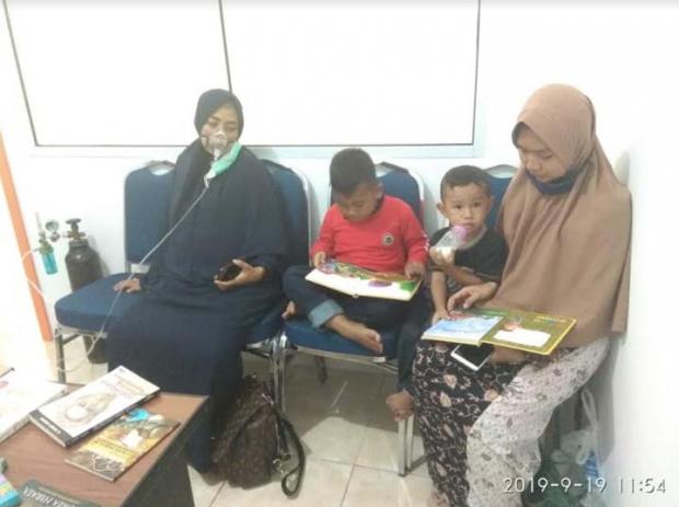 Pengungsi Kabut Asap Pekanbaru Dihibur dengan Buku Bacaan