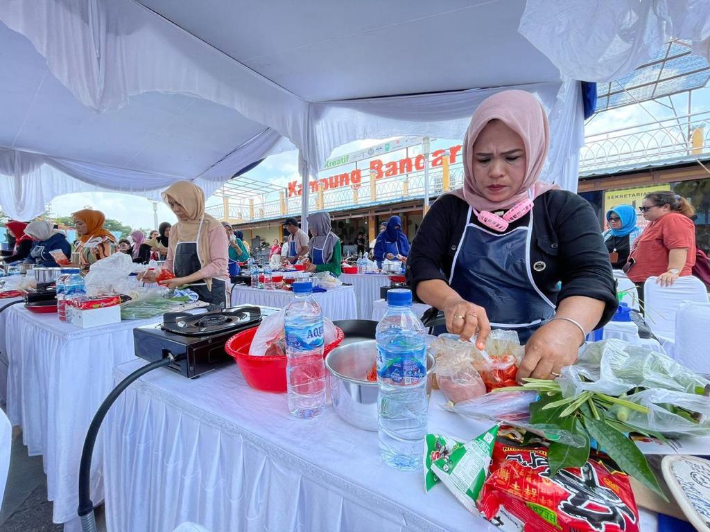 Aksi Chef Norman Ajari Ibu-Ibu Pekanbaru Masak Ramen Patin Asam Pedas
