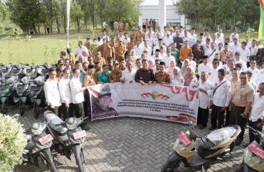 bbupati-suhardiman-amby-serahkan-108-unit-operasional-kendaraan-perangkat-desa-dan-bpdb
