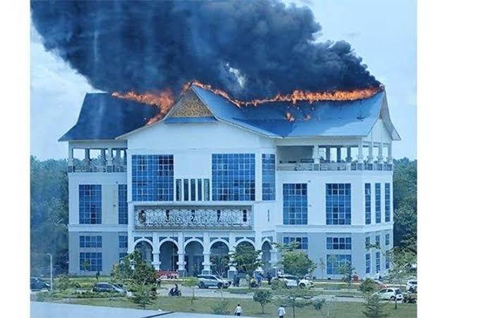<b>Gedung Dinas PUPR Kota Pekanbaru Terbakar Hebat</b>