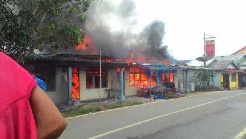 Si Jago Merah Hanguskan 5 Rumah di Jalan SKB Tembilahan, saat Kejadian Penghuninya Lagi Bekerja