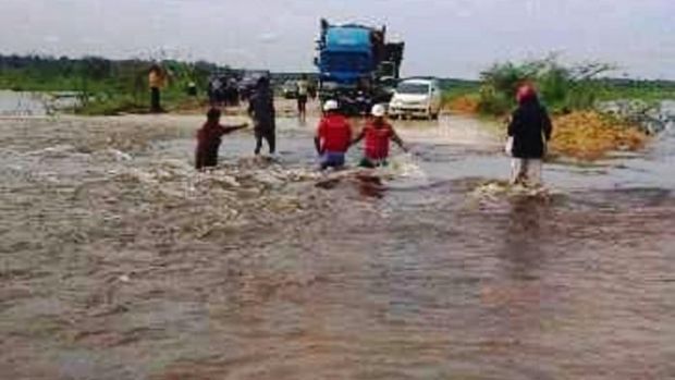 Banjir di Pelalawan Meluas, Jalur Jembatan Langgam Putus Total