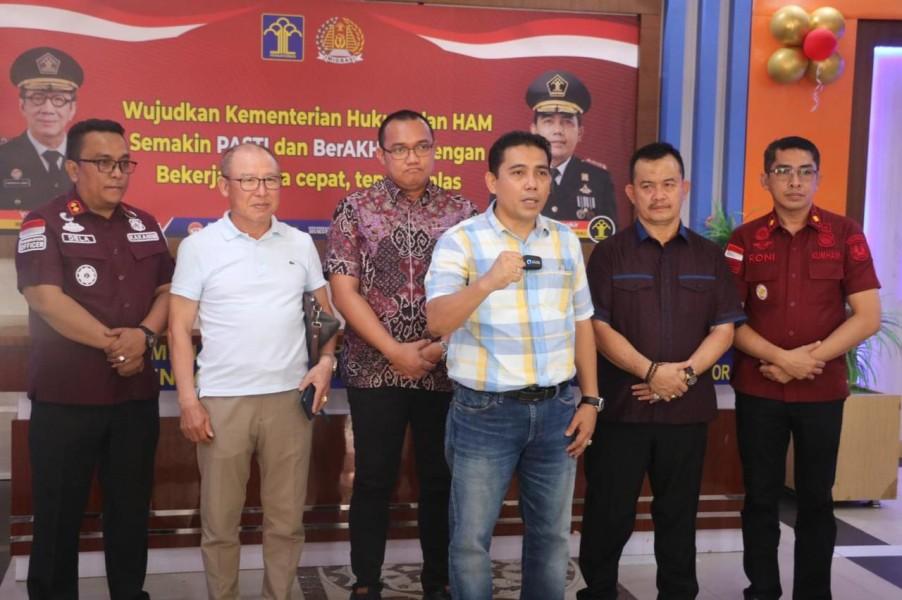 Gerak Cepat, Kakanwil Kemenkumham Riau Cek Langsung Pelayanan Paspor Simpatik