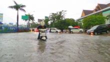 hujan-deras-ubah-kawasan-depan-rumah-sakit-awal-bros-jalan-sudirman-pekanbaru-jadi-laut