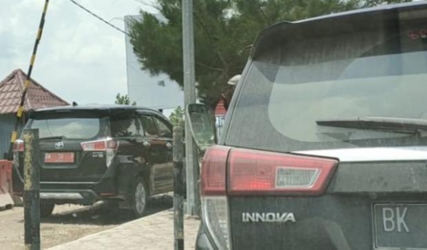 Tak Ikut Antrean, Mobil Pelat Merah Diduga Milik Pemkot Dumai Menyelonong Masuk Kapal Ro-Ro di Rupat