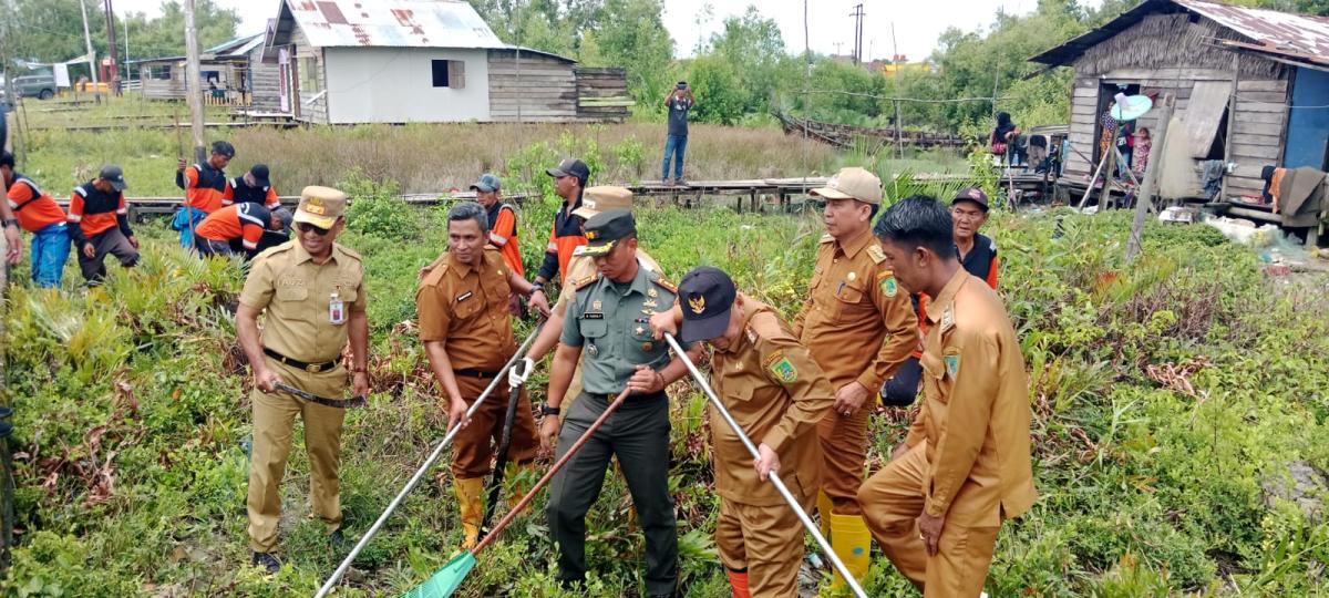 <b>Bupati Rokan Hilir Pimpin Gotong Royong Cegah Malaria di Sinaboi</b>
