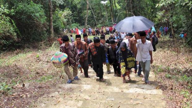 <i>Semah Rantau</i>, Tradisi Tahunan Menjaga Kampung di Desa Tanjungberingin Kampar yang Diawali Ziarah ke Makam Datuok Page dan Datuok Darah