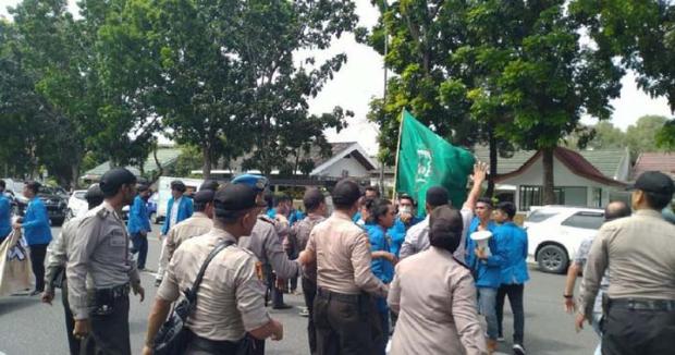 Demo di Kantor KPU Riau, Mahasiswa UIR Pertanyakan Meninggalnya KPPS