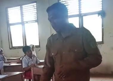 blantai-kelas-sdn-008-pasirlimaukapas-rokan-hilir-tibatiba-ambles-saat-ujian-akhirb