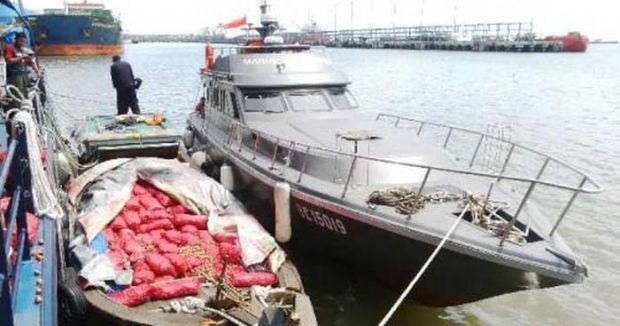 Ditangkap, Kapal Penyelundup Bawang Ilegal Berusaha Senggol Kapal Bea Cukai Dumai, Tekongnya Loncat ke Laut