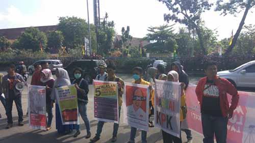 Suarakan Tolak Hak Angket DPR RI, KAK Riau Gelar Aksi Damai di Depan Gerbang DPRD Riau