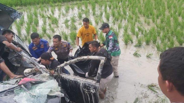<b>Kecelakaan Mobil Toyota Rush, Enam Penumpang Satu Keluarga Tewas. Begini Kronologinya!</b>