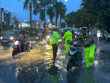bhujan-deras-guyur-pekanbaru-sejumlah-ruas-jalan-banjir-dan-macetb