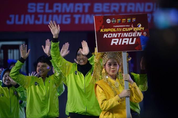<b>Dihadiri Pj Gubernur, Turnamen Bola Voli Kapolri Cup 2024 Zona 1 Resmi Dibuka Kapolda Riau</b>