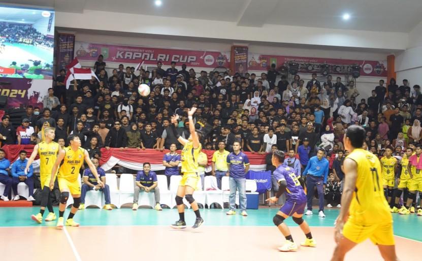 <b>Menang di Pertandingan Pembuka Turnamen Bola Voli Kapolri Cup 2024 Zona 1, Kapolda Riau Optimis Tim Asuhannya Melaju ke Jakarta</b>