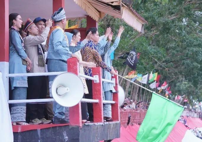 <b>Wakil Presiden Gibran Disambut Meriah Saat Dimulainya Pacu Jalur</b>