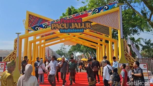 <b>Tak Patuhi Arahan Bupati, Pemilik Tribun Patok Tiket Nonton Pacu Jalur Rp 100 Ribu</b>