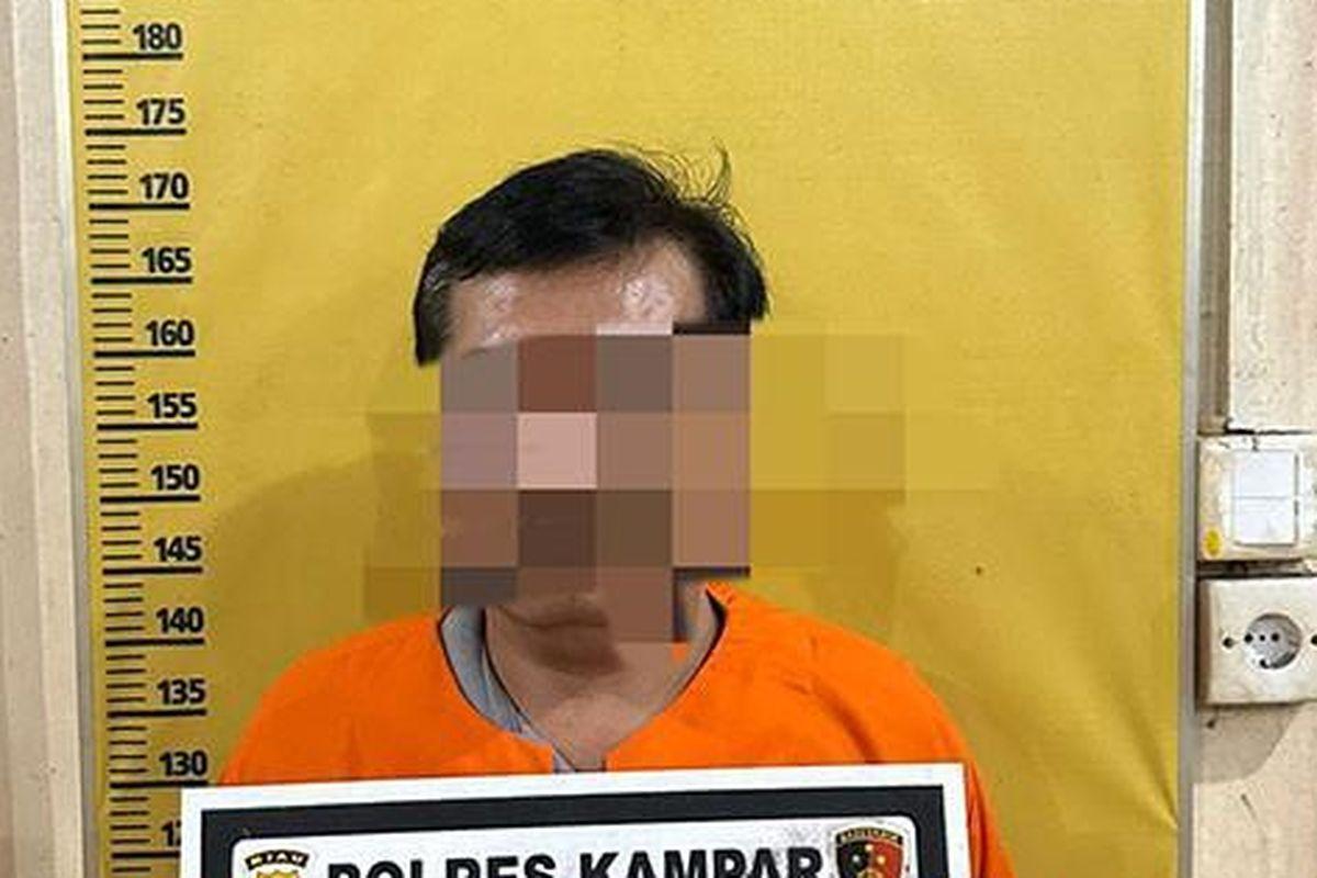 <b>Guru Cabul Lecehkan Muridnya Saat Antarkan Pulang Sekolah, Kini Ditahan di Polres Kampar</b>