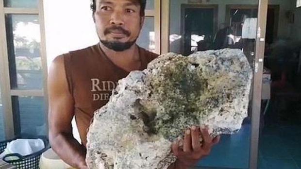 Sedang Cari Sampah di Pantai, Pemulung Ini Justru Temukan Batu Besar Bernilai Rp9 Miliar hingga Membuatnya Mendadak Kaya