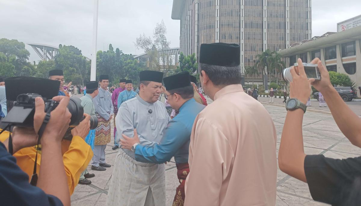 <b>Setelah Mengabdi Selama 41 Tahun, Akhirnya Sekdaprov Riau SF Hariyanto Lepaskan Status ASN-nya dan Langsung Pamitan dengan Seluruh PNS Pemprov Riau</b>