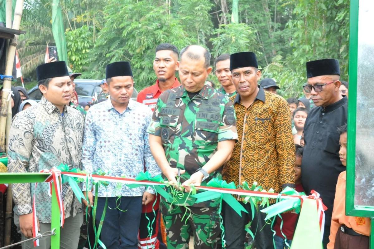 <b>Danrem 031 Wira Bima Resmikan Jembatan Gantung Perintis Kartika yang Menghubungkan Dua Desa di Kampar</b>